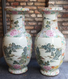 Een paar erg grote Chinese famille rose millefleurs vazen met landschapspanelen, Qianlong merk, 19e eeuw